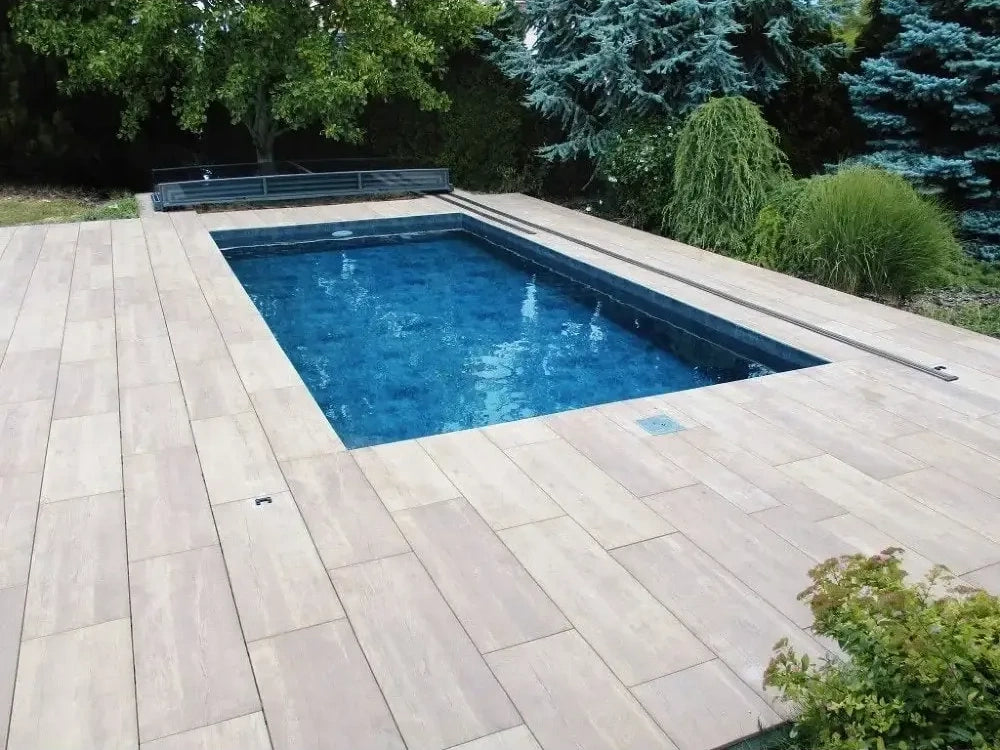 Mästare Plus pool enclosure – rectangular pool, clear blue water, wooden deck Mästare Plus pool enclosure – rectangular pool, clear blue water, wooden deck